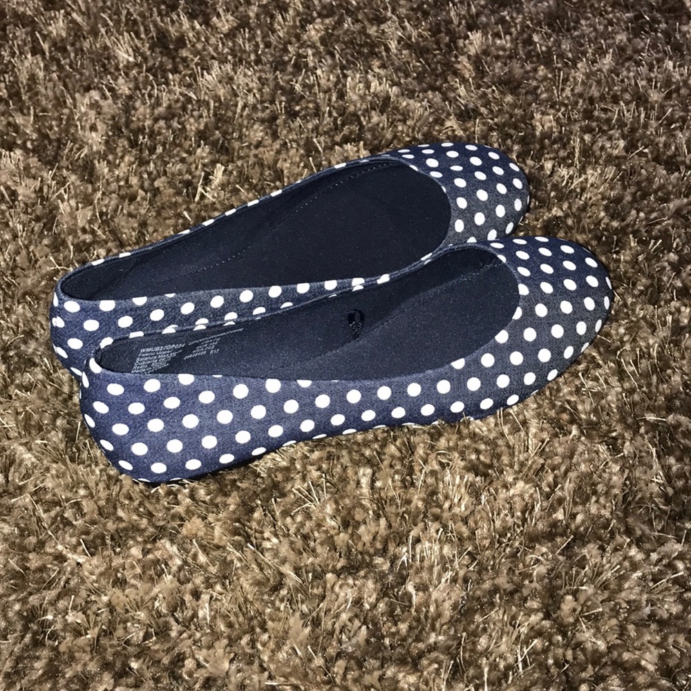 Blue with white polka dots. Size 7.5. NWOT